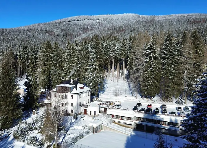 Bedriska Wellness & ホテル 4*